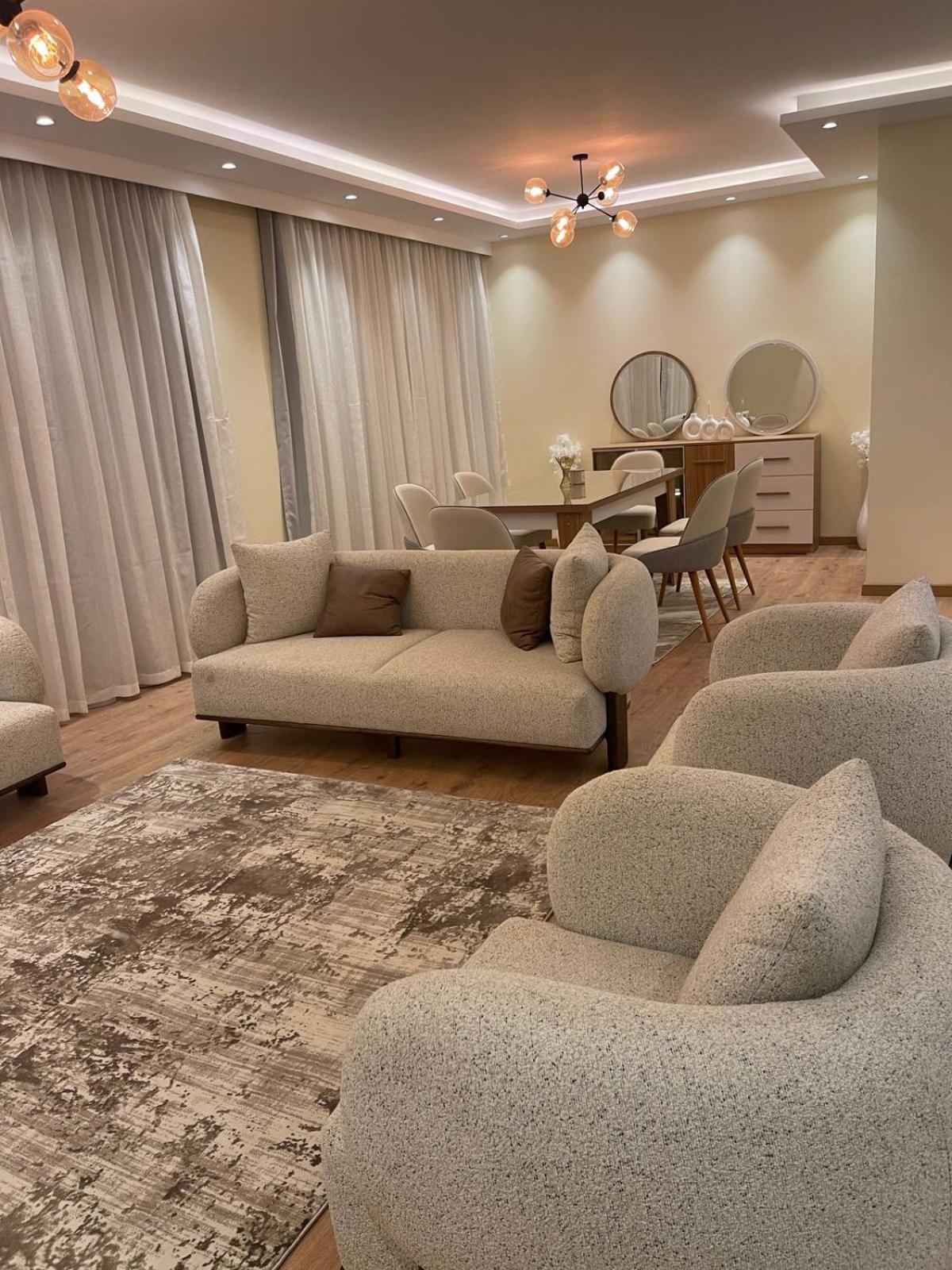Luxury In Eastown Apartment *